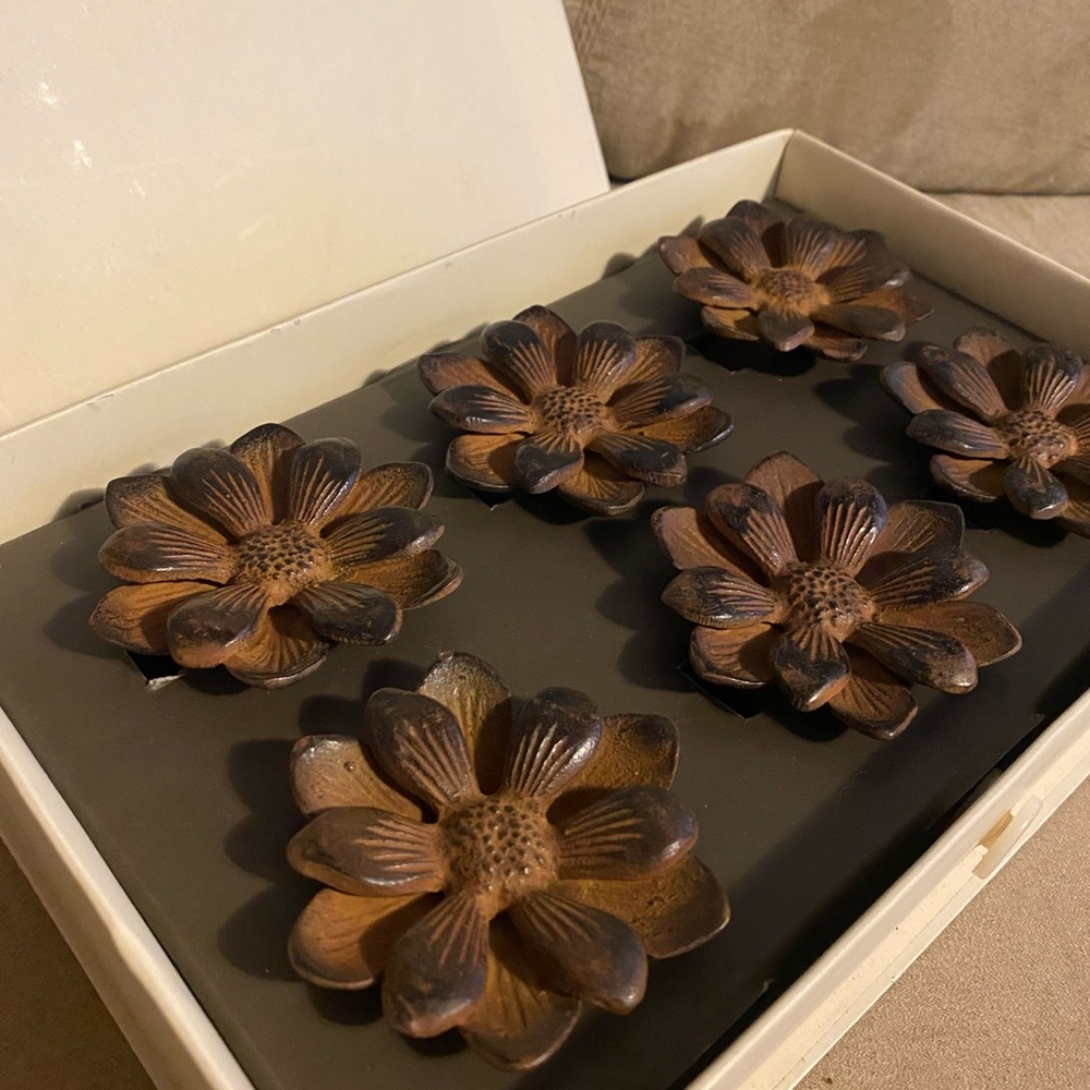 Pottery Barn Metal Flower Napkin Rings Set 6 Brown Floral Table Decor - Picture 3 of 5